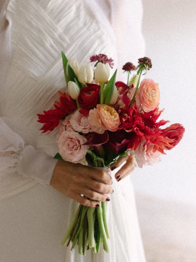 Colorful wedding bouquet by @bloomsfloresyeventos 

@leyrevalientebridal 
@monasteriodelupiana 
@bellepoupeebeauty 
.
.
.
.
.
.
#colorfulweddingflowers#spainweddingphotographer#europewedding#elopementphotographer#madridweddingphotographer
