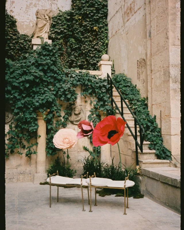Qué belleza las flores XXL de @thepaperflowergarden para Mónica y Marcos❤️
.
.
.
.
.
.
#weddingdesign#monasteriodelupiana#weddingphotographerspain#spainweddingvenues