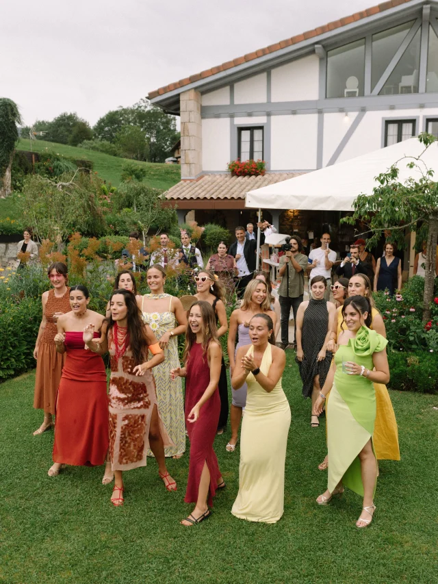 Las amigas💞
A perfect summer celebration in Donostia - San Sebastian.
@abeletxe_eventos 
.
.
.
.
#spainweddingphotographer#spainweddingvenue#donostiweddingphotographer#