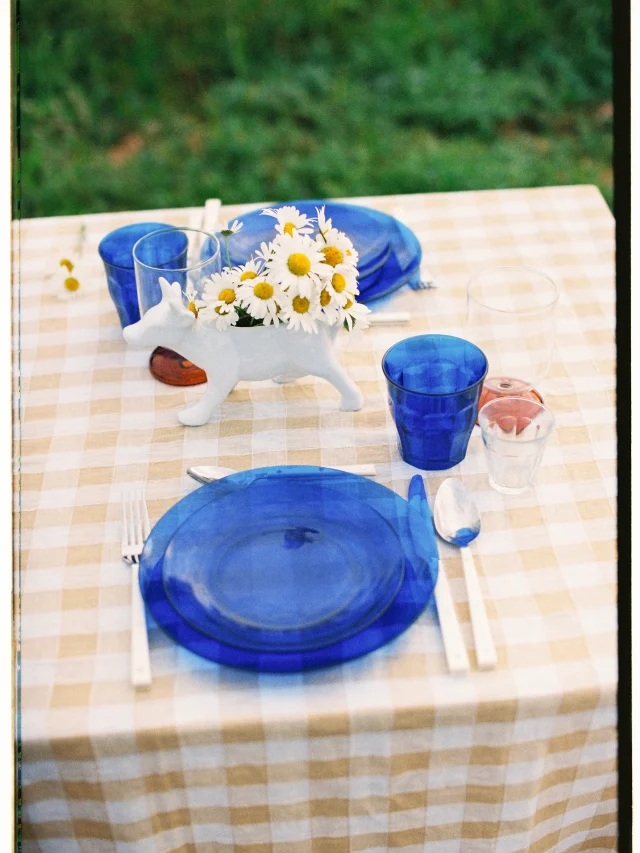 La vajilla azul de Duralex, las margaritas y el mantel de cuadros nos devuelven a los veranos de la infancia en esta boda campestre.
💙
Wildflowers, ginham, and a touch of blue in this nostalgic countryside wedding.
.
.
.
.
.
#filmweddingphotographerspain#spainweddingphotographer#weddinginspain
@duralex_espana