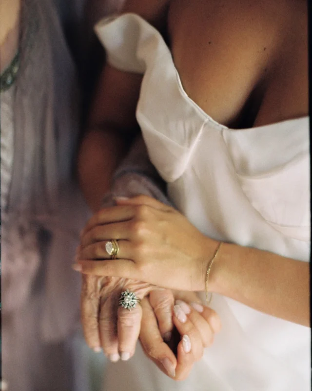 Las flores, la deco y el vestido son preciosos. Pero dadme una buena foto con la abuela cualquier día❤️
.
.
.
.
.
.
#spainweddingphotographer#filmweddingphotographer#monasteriodelupiana#analogweddingphotographer#spainwedding